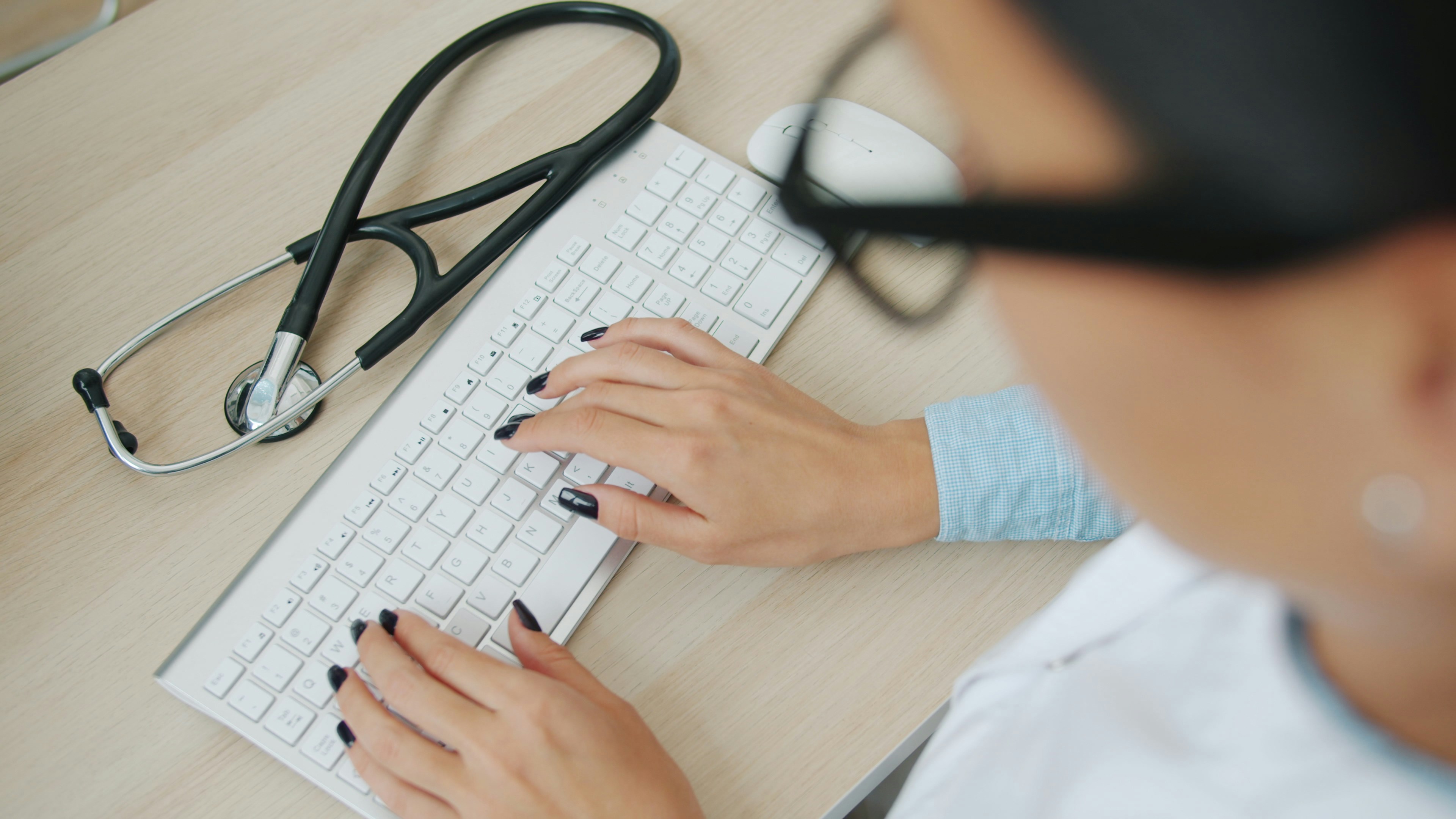 Clinician reviewing information together with a patient